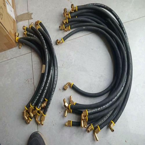 油口是M18*1.5 液压管是22*3 中间配金属软管的话 用什么接头啊 软管DN1... 油口是M18*1.5 液压管是22*3 中间配金属软管的话 用什么接头啊 软管DN1...